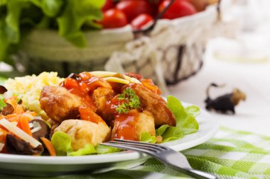 Hamuru tatlı ve ekşi soslu kızarmış tavuk parçaları