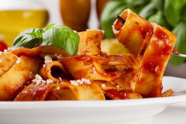 Makarna tagiatelle domates ile