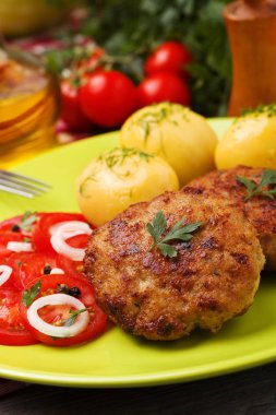 Taze, ev yapımı köfte, domates salatası ve yeni pota ile servis edilir