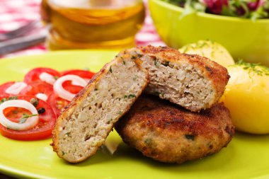 Taze, ev yapımı köfte, domates salatası ve yeni pota ile servis edilir