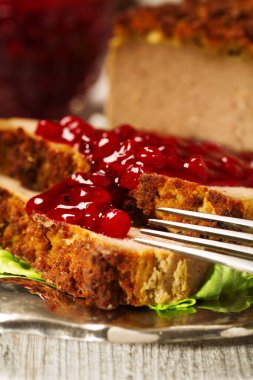 Sebzeli ev yapımı etli börek, kızılcık sosu ile servis edilir