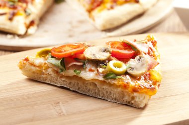 Jambonlu ve mantarlı pizza.