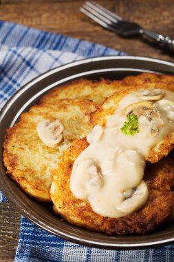 Mantar sos ve mantar ile ev yapımı patates gözlemesi servis