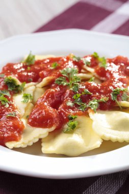 domates soslu ravioli bölümü