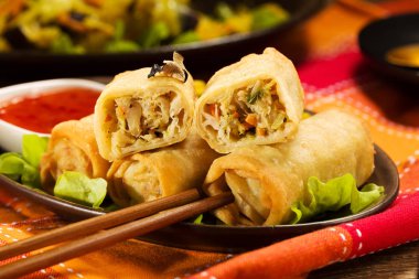 Spring rolls sebze ve pirinç bir plaka üzerinde pişmiş bölümü.