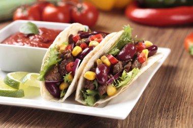 Taco sığır eti ve sebze ile