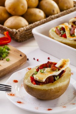 Peyniri ile servis pastırma, fırında patates dolması