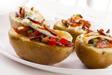 Peyniri ile servis pastırma, fırında patates dolması