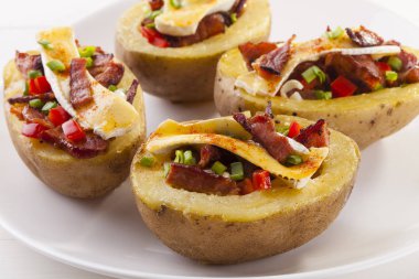 Peyniri ile servis pastırma, fırında patates dolması