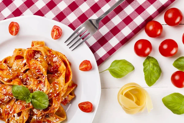 Tagiatelle de pasta con tomate —  Fotos de Stock