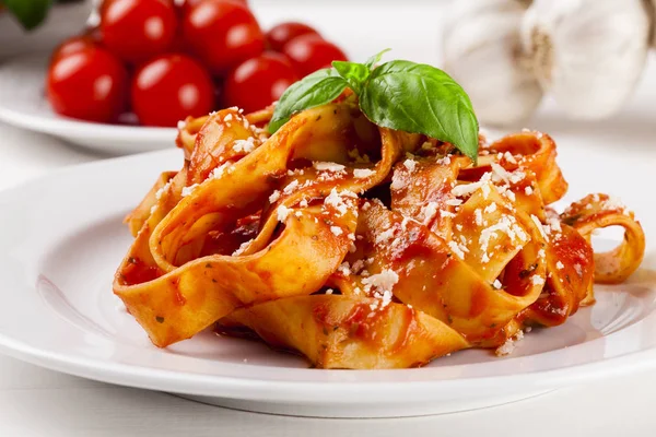 Tagiatelle de pasta con tomate — Foto de Stock