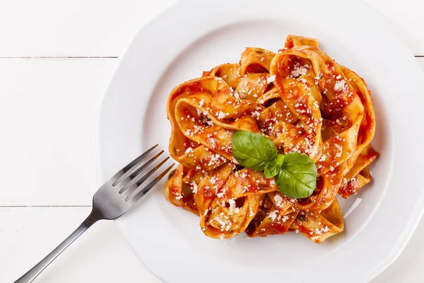 Tagiatelle de pasta con tomate —  Fotos de Stock