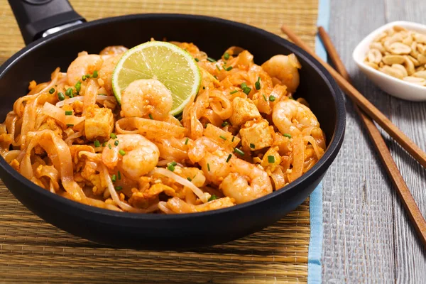 Pad Thai. Thailands Nationalgerichte, gebratene Reisnudeln — Stockfoto