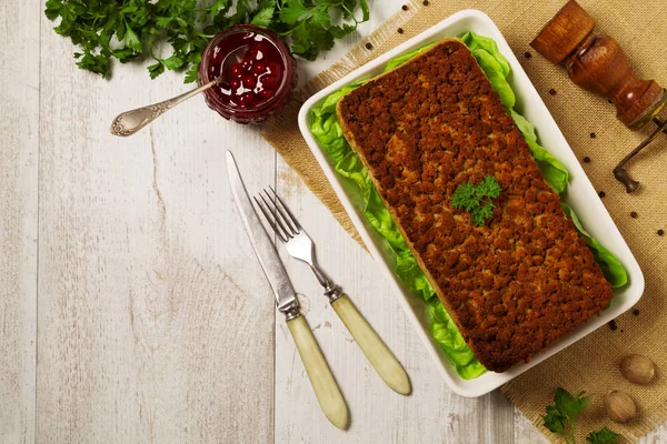 Tarta de carne casera con verduras, servida con salsa de arándanos —  Fotos de Stock