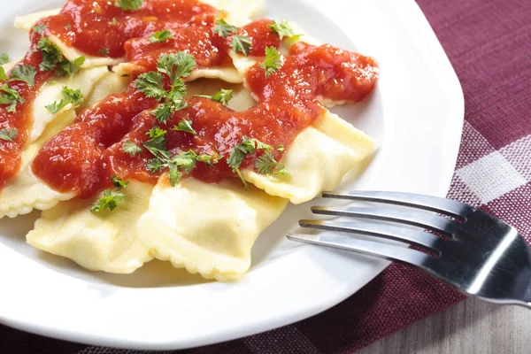 Porção de ravioli com molho de tomate — Fotografia de Stock