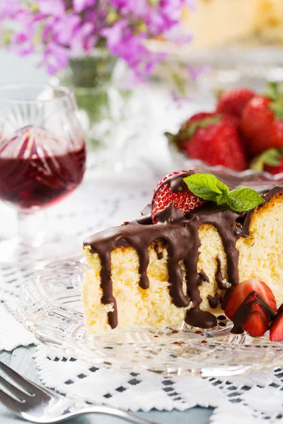 Torta di formaggio con fragole e cioccolato. — Foto Stock