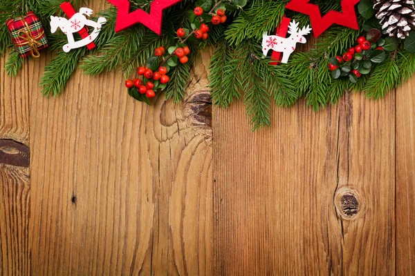 Fondo de invierno con plantas verdes naturales y decoración de Navidad —  Fotos de Stock