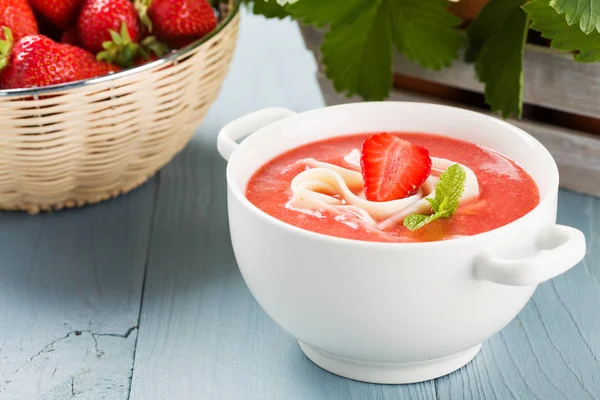 Sopa casera con fresas . —  Fotos de Stock