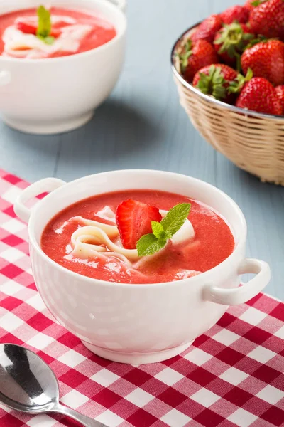 Домашний суп с клубникой . — стоковое фото