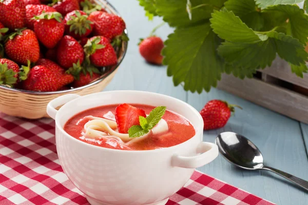 Sopa casera con fresas . —  Fotos de Stock