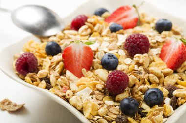 Tahıl ve meyve ile hafif, lezzetli breakfast.