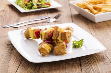 Şişleri ananas, biber ve soğan ile servis tavuk ızgara