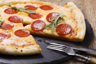Pizza peperoni taş siyah roket ve mozzarella che ile deneyin