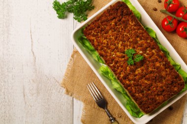 Sebzeli ev yapımı etli börek, kızılcık sosu ile servis edilir