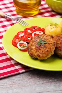 Taze, ev yapımı köfte, domates salatası ve yeni pota ile servis edilir