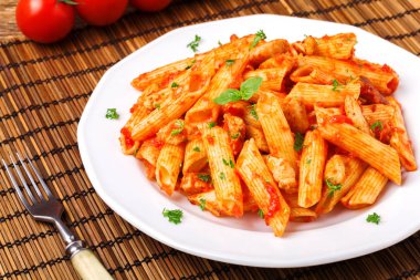 Kavrulmuş Tavuk domates soslu Penne