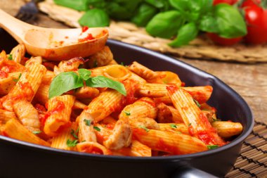 Kavrulmuş Tavuk domates soslu Penne