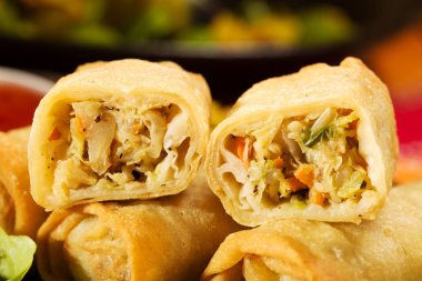 Spring rolls sebze ve pirinç bir plaka üzerinde pişmiş bölümü.