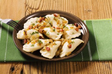 Soğan ve pastırma ile lezzetli ev yapımı köfte