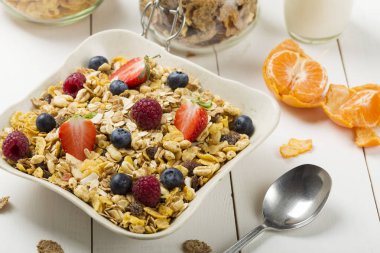 Tahıl ve meyve ile hafif, lezzetli breakfast.