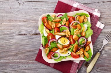 Tavuk, fındık, yumurta ve sebzeli lezzetli salata..