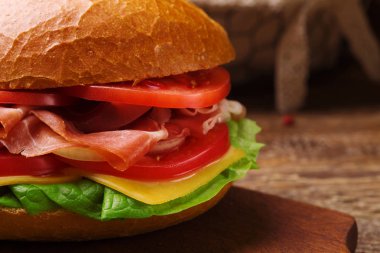 Sebzeli Prosciutto jambonlu sandviç.