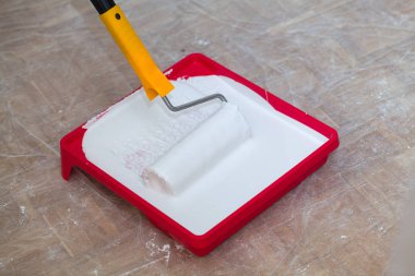 Boyama dan önce rulo üzerine boya uygulaması.