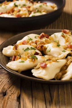 Soğan ve pastırma ile lezzetli ev yapımı köfte