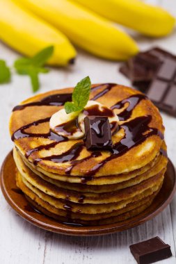 Muz ve çikolata ile lezzetli krep.