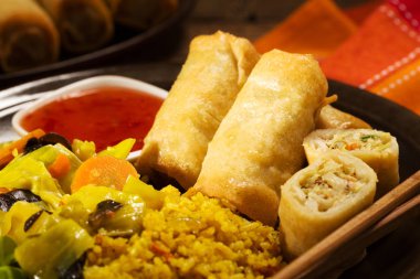 Spring rolls sebze ve pirinç bir plaka üzerinde pişmiş bölümü.