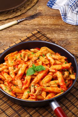 Kavrulmuş Tavuk domates soslu Penne