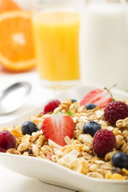 Tahıl ve meyve ile hafif, lezzetli breakfast.