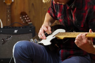 Elektro gitar çalan genç adam..