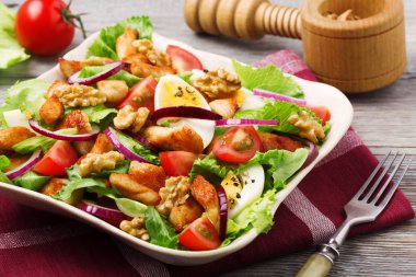 Tavuk, fındık, yumurta ve sebzeli lezzetli salata..