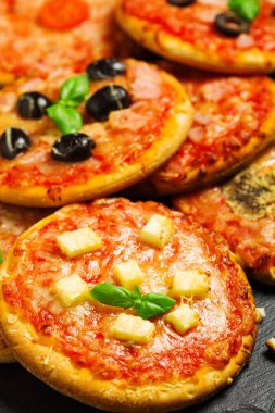 Taş üstünde mini pizzaların karışımı.