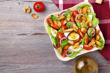 Tavuk, fındık, yumurta ve sebzeli lezzetli salata..