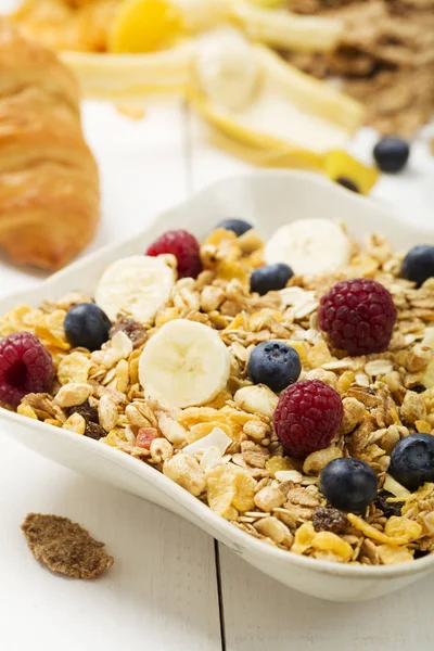 Könnyű, ízletes reggeli gabona és gyümölcs. — Stock Fotó