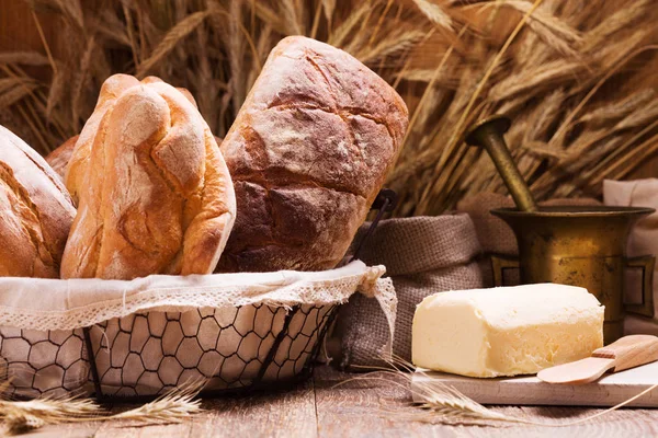 Zusammensetzung von frischem Brot, Getreide und Getreide. — Stockfoto