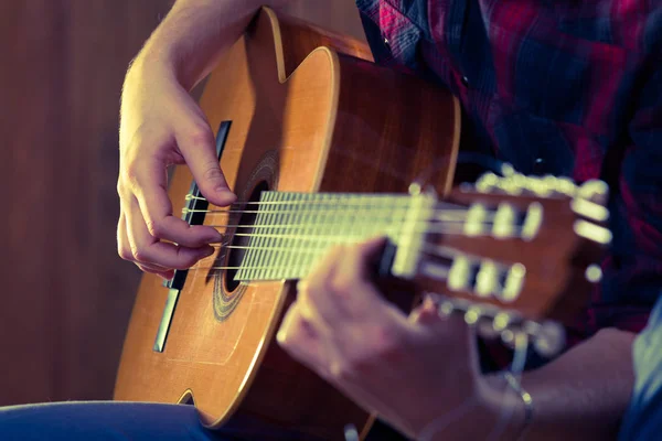Jovem tocando violão durante um concerto. - Co vintage — Fotografia de Stock