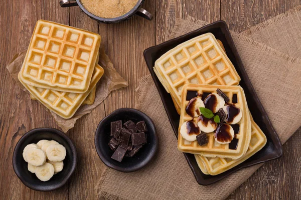 Deliciosos waffles com banana e chocolate — Fotografia de Stock